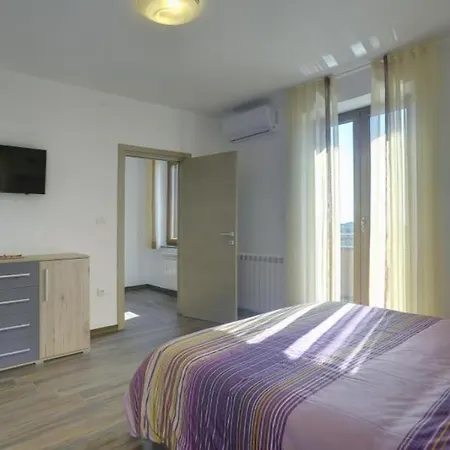 Holiday home Mit Privatem Pool Nur 1 Km Bis Zum Mit Klima, Wlan, Sonnenliegen, Grill Liznjan