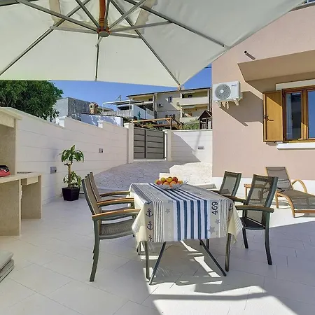 Mit Privatem Pool Nur 1 Km Bis Zum Mit Klima, Wlan, Sonnenliegen, Grill Ližnjan