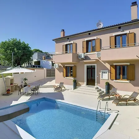 Holiday home Mit Privatem Pool Nur 1 Km Bis Zum Mit Klima, Wlan, Sonnenliegen, Grill
