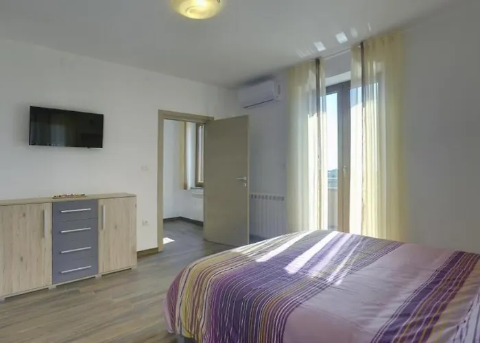 Сasa de vacaciones Mit Privatem Pool Nur 1 Km Bis Zum Mit Klima, Wlan, Sonnenliegen, Grill Ližnjan