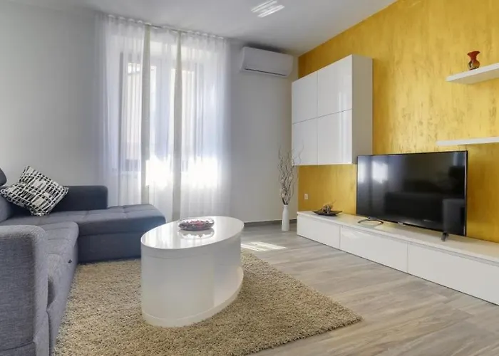 Mit Privatem Pool Nur 1 Km Bis Zum Mit Klima, Wlan, Sonnenliegen, Grill Сasa de vacaciones Ližnjan