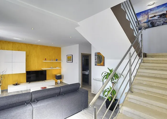 Mit Privatem Pool Nur 1 Km Bis Zum Mit Klima, Wlan, Sonnenliegen, Grill Ližnjan